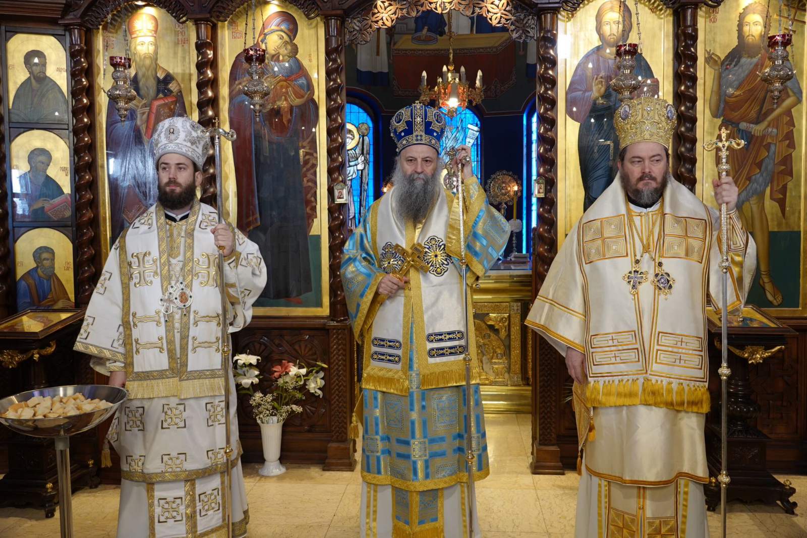 Read more about the article Патријарх Порфирије на дан Материце богослужио у храму Светог Василија Острошког на Бежанијској Коси